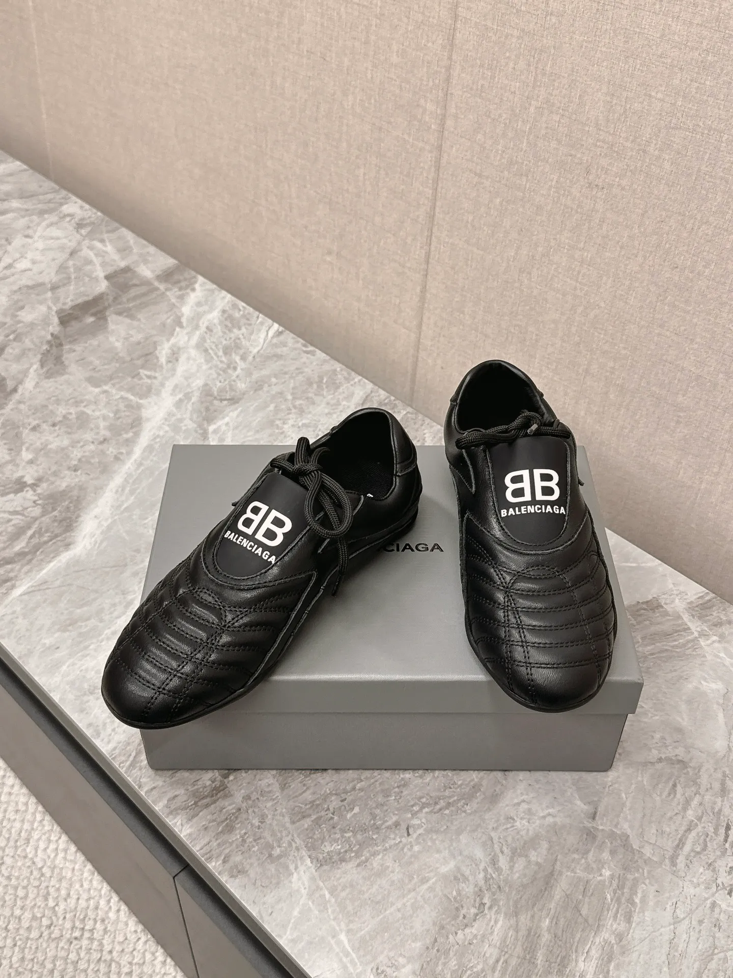 💰560 Balenciaga plaid baseball shoes casual shoes. Original purchase, development and production. Balenciaga's latest hidden tennis shoes with soft rhombus pattern. Soft calfskin matching and classic double logo are full of retro feel. It is the most versatile black and white color. This year, a casual shoe for girls. The sole design is super soft. Comes with exquisite packaging at the counter. 🛍📦 ▪️ Fabric: Original customized calfskin plaid ▪️ Lining: Imported custom cowhide lining ▪️ Sole: Original molded rubber outsole ▪️ Size: Women's 35-40